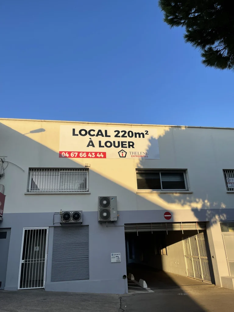Panneau de façade « Local à louer »