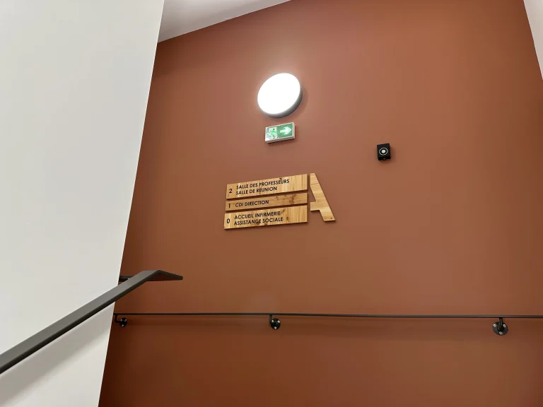 Lettres en relief, école Port-Marianne