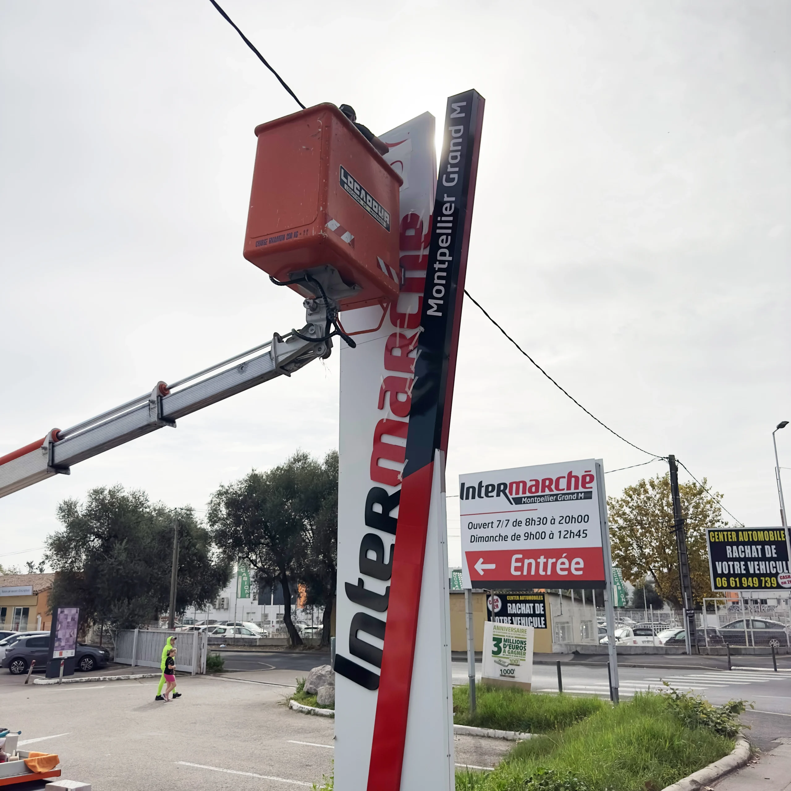 Totem Intermarché posé par Batisign