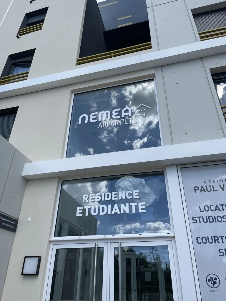 Vitrophanie, résidence étudiante Nemea